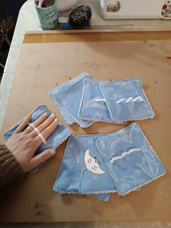 Lingettes lavables en tissu bleu avec broderie raie manta