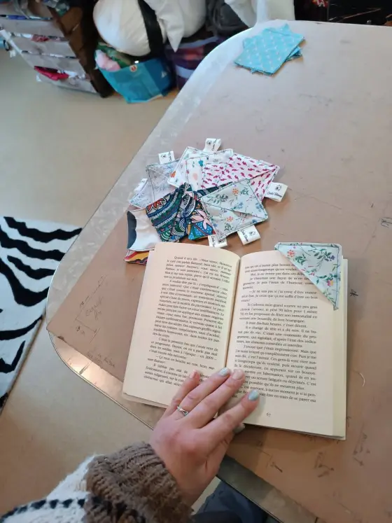 Marque-pages en tissu coordonné en forme de coin